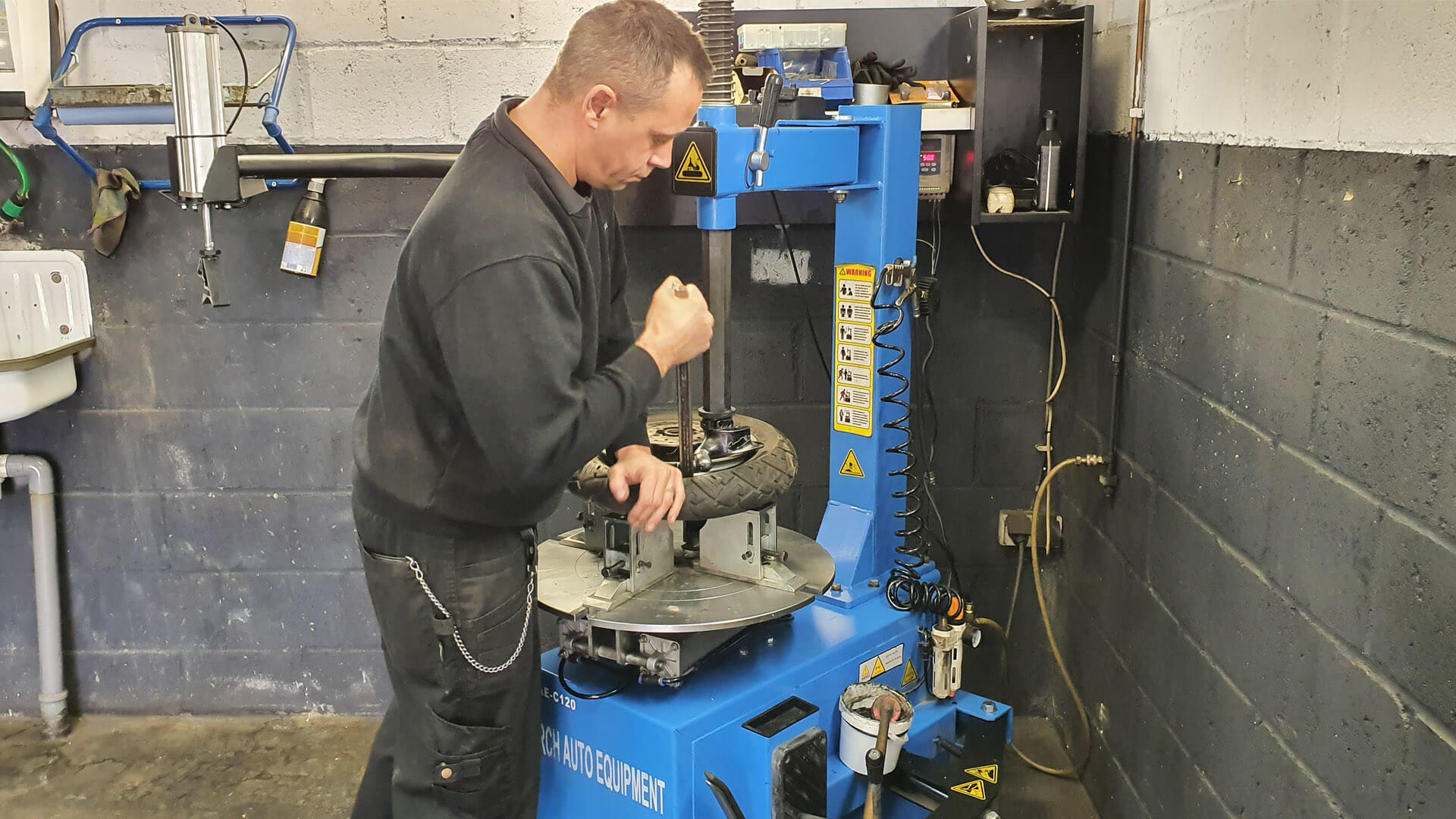 Scooter bandenservice en montage bij Parkstad Scooters in Landgraaf