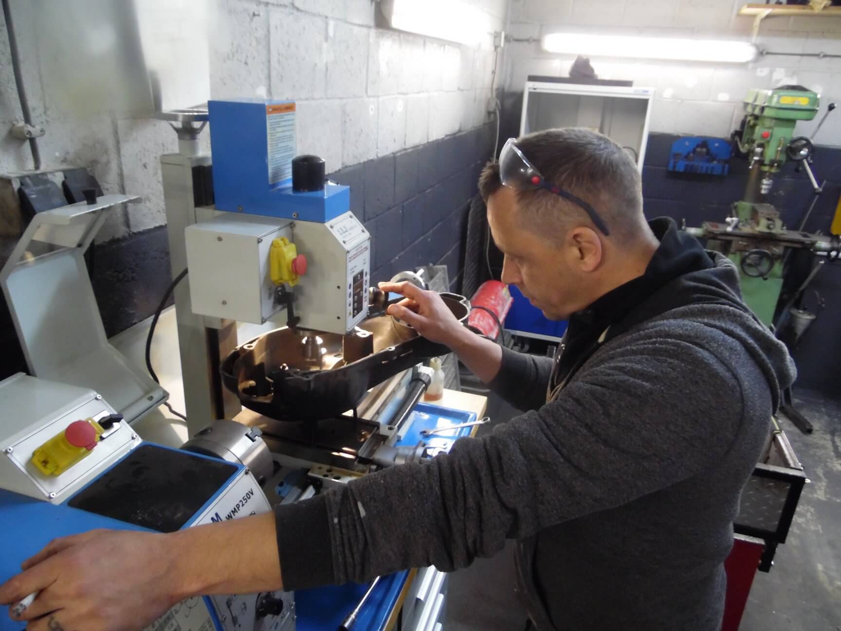 Scooter reparatie, onderhoud en motorrevisie in de werkplaats van Parkstad Scooters